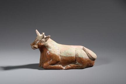 Figurine en poterie peinte représentant un bœuf co