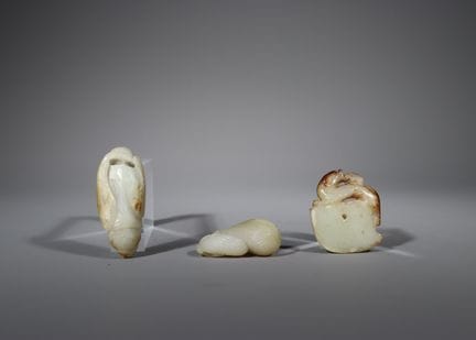 Ensemble de trois sculptures en jade blanc, dynast