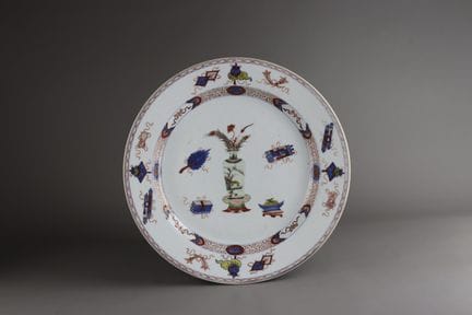 Grand plat de la « famille verte » orné d’emblèmes