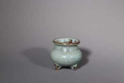 Encensoir tripode à glaçure bleue « Jun » : de for