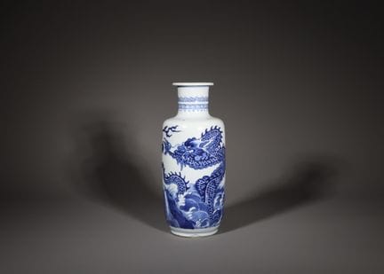 Vase « Rouleau » bleu et blanc à motifs de dragons
