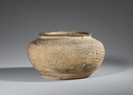 Jarre en poterie à motifs en relief, datant de la 