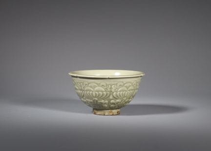 Bol en céladon de Yaozhou orné de motifs floraux s