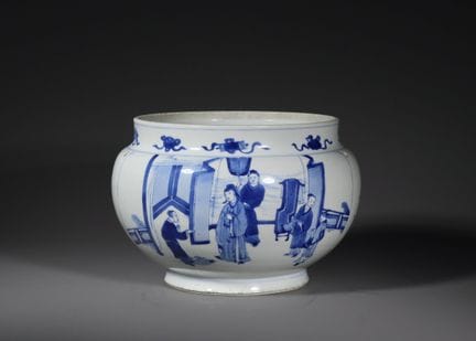 Jarre bleue et blanche à figures, période Kangxi, 