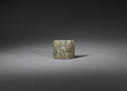 Plaque bouddhiste représentant un lion, en jade gr
