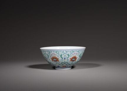 Un rare bol « doucai » à motif de lotus, marqué « 