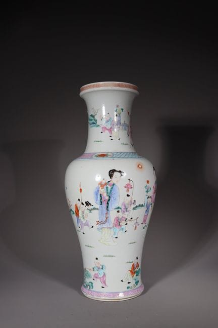 Vase figuratif de la Famille Rose, XIXe siècle. D’