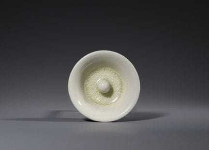Un magnifique couvercle émaillé de blanc, de la dy