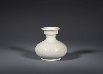Un crachoir à glaçure blanche, dynasties Sui/Tang 