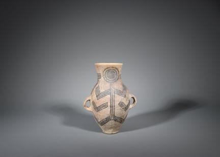 Vase en poterie peinte orné d’un motif représentan
