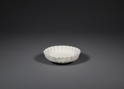 Plat à motifs végétaux de type « Ding », dynastie 
