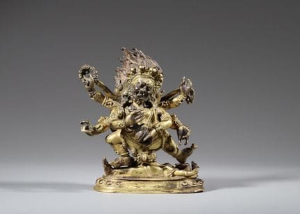 Une statue en bronze doré représentant Mahakala, X