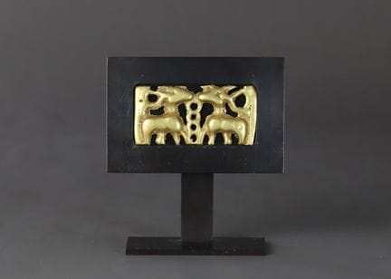 Une rare plaque en or d'Ordos représentant deux ce