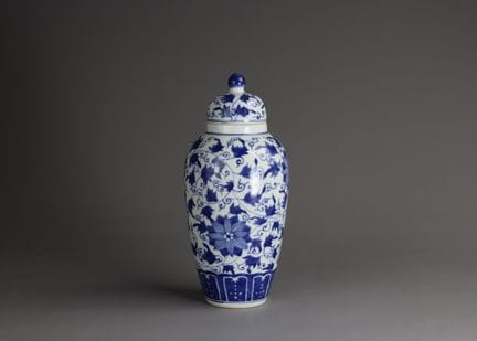 Jarre ovoïde élancée bleue et blanche avec couverc