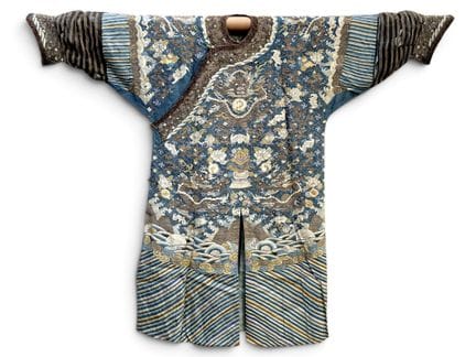 Une robe « Dragon Kesi » à fond bleu, du XIXe sièc
