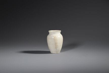 Un pot à glaçure blanche, vase miniature de la dyn