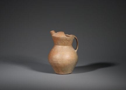 Une cruche en poterie sculptée de Qijia, datant du