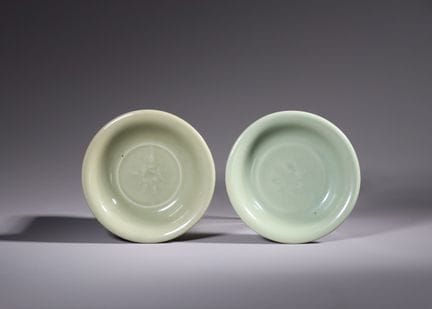 Paire de plats moulés en céladon de Longquan, dyna