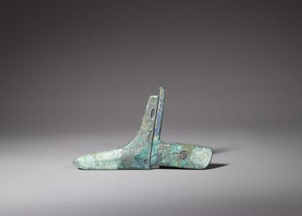Une hache-dague « ge » en bronze, dynastie Zhou. C