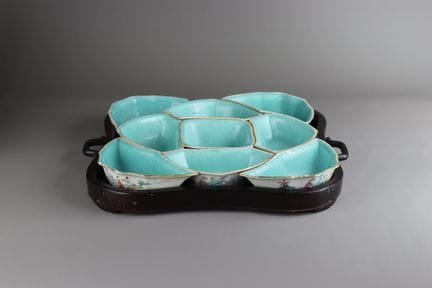 一套绿松石釉九件套牡丹花形餐具套装，配木质底座，19世纪。套装由一个中央方形盘组成，周围环绕着八个造