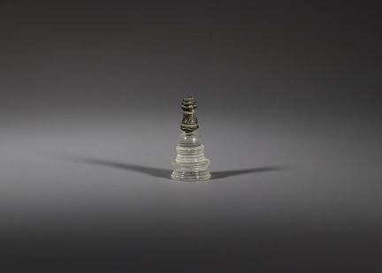 Un stupa miniature en cristal de roche et bronze, 
