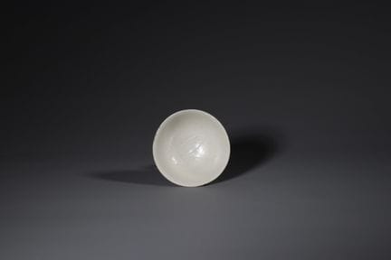 Bol sculpté Ding à glaçure blanche, orné de poisso