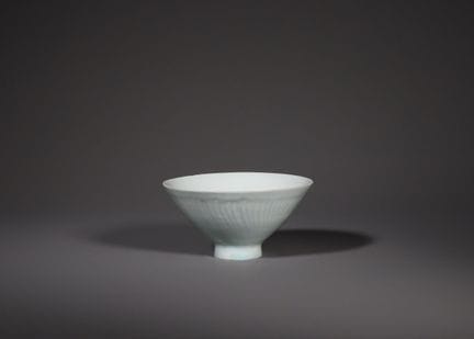 Bol « Qingbai » sculpté représentant des garçons e