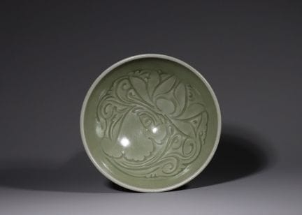 Bol en céladon de Yaozhou orné d’un lotus sculpté,
