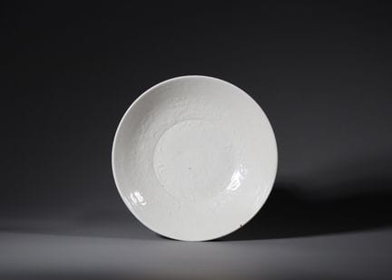 Un magnifique plat floral moulé à glaçure blanche 