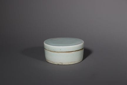 Boîte et couvercle en Qingbai. De forme cylindriqu