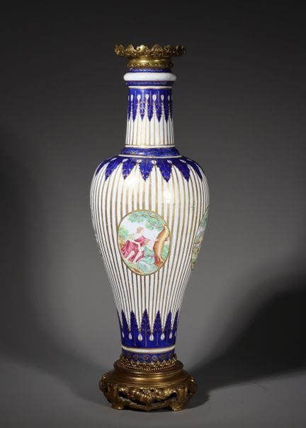 Grand vase en émail de Canton à motifs européens, 