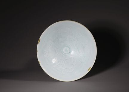 Bol « Qingbai » sculpté représentant des garçons, 