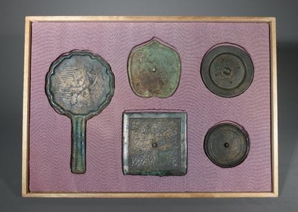 Ensemble de cinq miroirs chinois en bronze, dynast