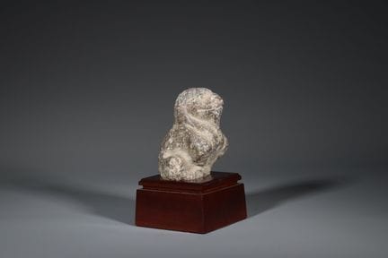 Une figure en pierre sculptée représentant un lion