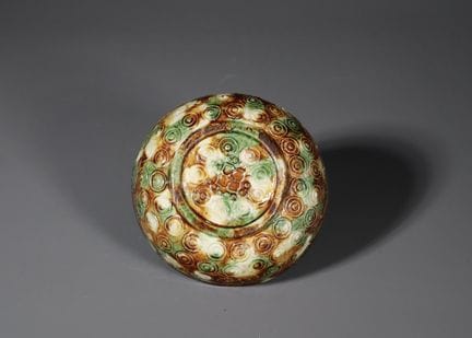 Un rare bol « sancai » moulé, dynastie Tang : ce b
