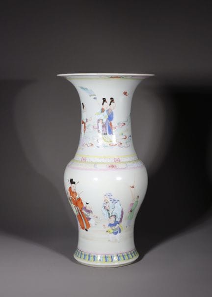 Vase finement émaillé représentant les trois dieux