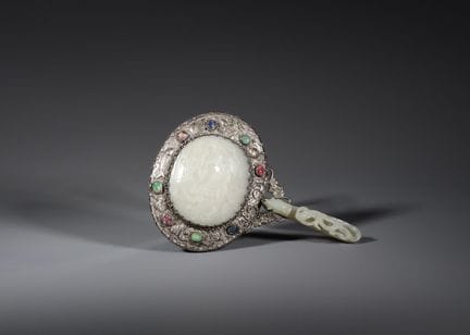 Miroir orné de jade, vers 1900 : le dos en métal a