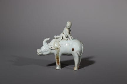 Une cruche « Qingbai » représentant un buffle debo