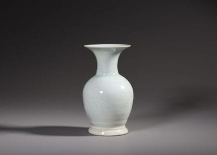 Vase Qingbai orné de motifs floraux sculptés : le 