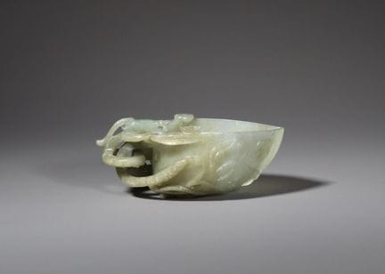 Une coupe en jade céladon en forme de pêche, datan