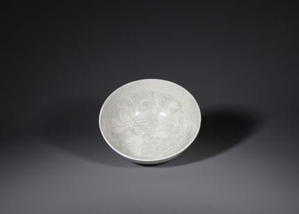 Bol en forme de lotus sculpté de Cizhou, dynastie 