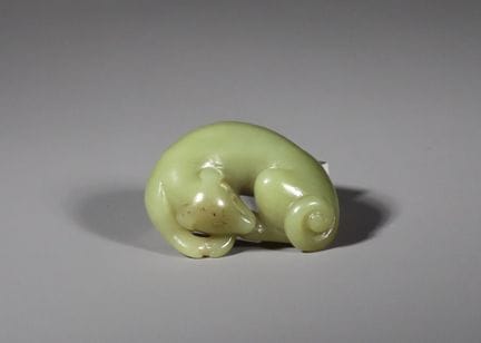 Chien couché en jade jaune, dynastie Ming : la pie