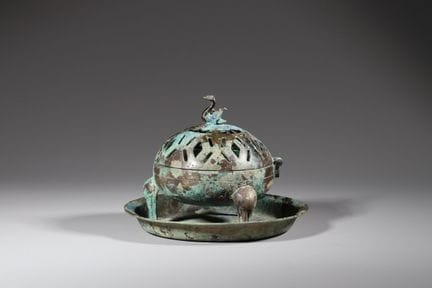 Un brûleur d'encens archaïque en bronze, avec couv