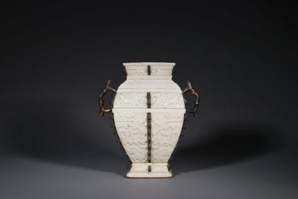 Vase archaïsant à anses, en pâte tendre et à glaçu