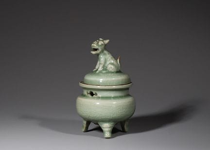 Un encensoir tripode en céladon de Longquan avec c