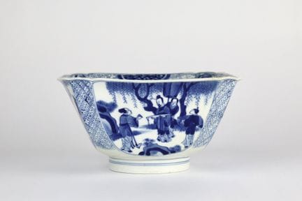 Bol bleu et blanc à figures, de l'époque Kangxi, d