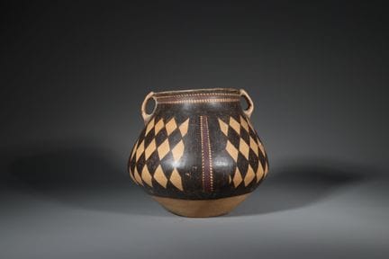 Jarre en poterie peinte, période néolithique, cult