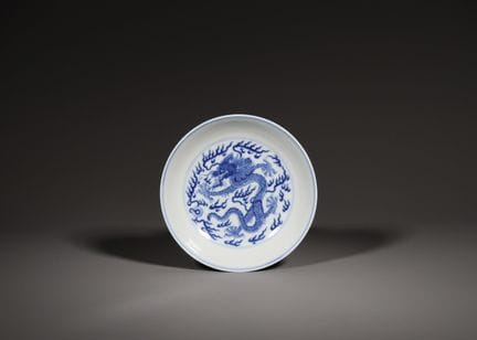 Plat « dragon bleu et blanc », marque Qianlong, pr