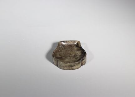 Petite pierre à encre en jade gris, datant de la d