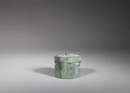 Boîte octogonale en bronze avec couvercle, dynasti